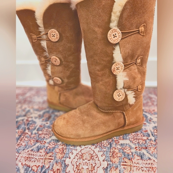 NWOT 🌟 UGG WOMEN'S BAILEY BUTTON TRIPLET II BOOT - Size 9 - Picture 1 of 11